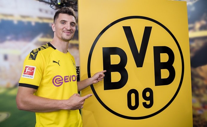 Borussia Dortmund signs Thomas Meunier on free transfer