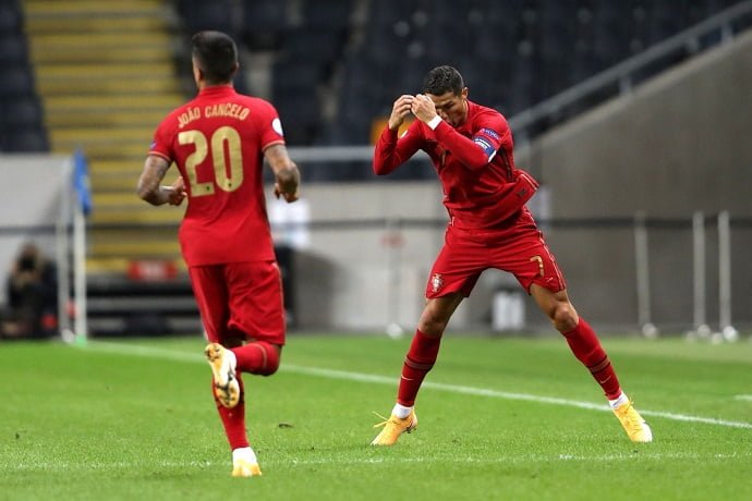 Giggs - Ronaldo can continue to play until his forties