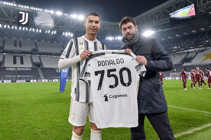 Video: Cristiano honored by Juventus after reaching a historic milestone