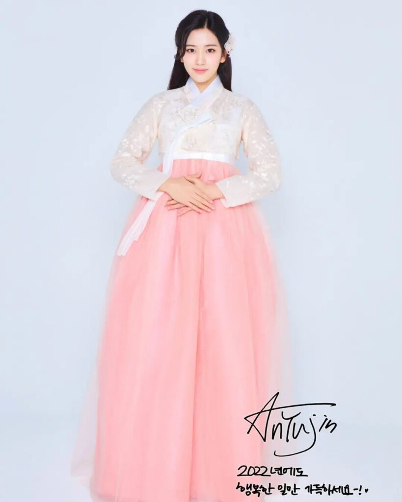 On the 30th, Ive (wonyoung, gaeul, yujin, leeseo, liz, rei) released a new year greeting photo for the new year of 2022, wearing a 6-member, 6-color pastel-toned fine hanbok through their agency Starship Entertainment on the 30th.