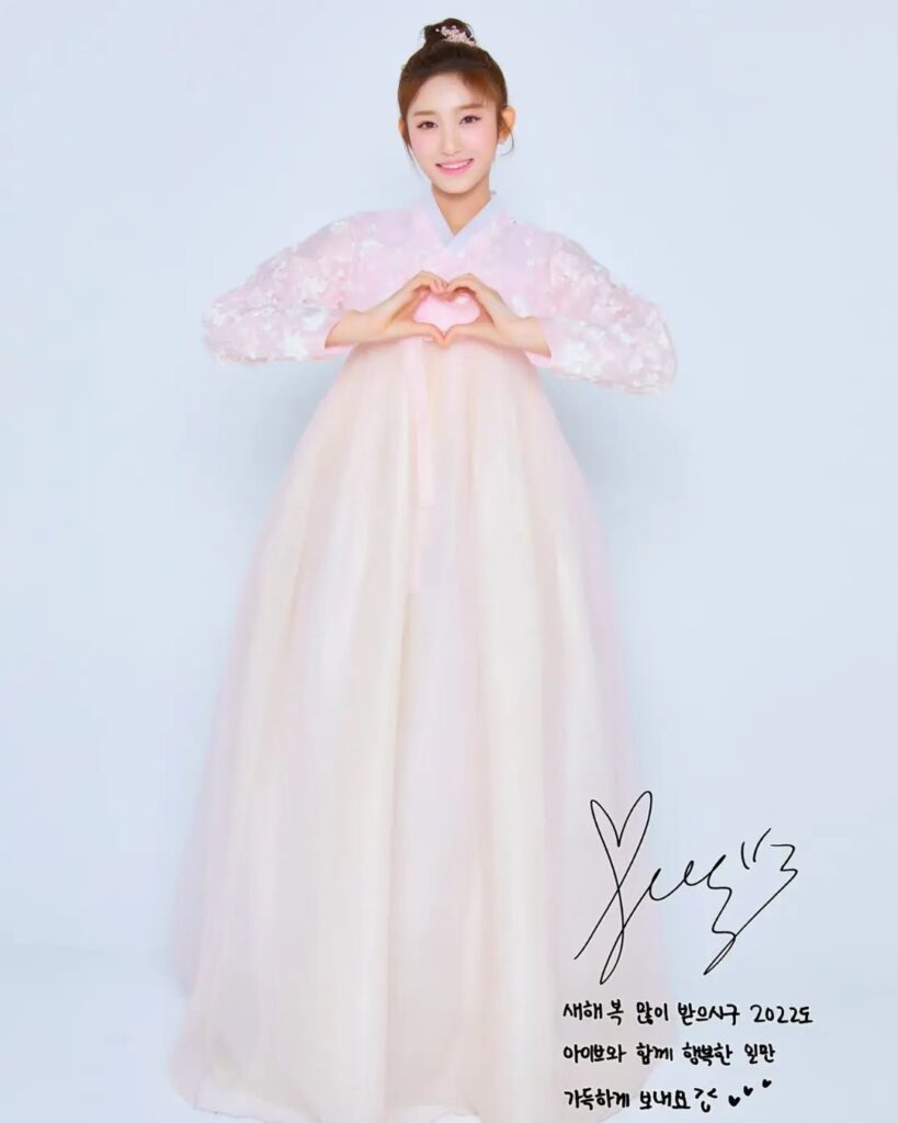 On the 30th, Ive (wonyoung, gaeul, yujin, leeseo, liz, rei) released a new year greeting photo for the new year of 2022, wearing a 6-member, 6-color pastel-toned fine hanbok through their agency Starship Entertainment on the 30th.
