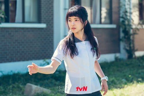 "The writing is incredibly engaging," Kim Tae Ri said of her decision to star in "Twenty-Five Twenty-One." I was intrigued by the figure Hee Do, who has color I'd never seen before." The actress went on to say that she was also captivated to the topic of fencing, something she had never heard of before.