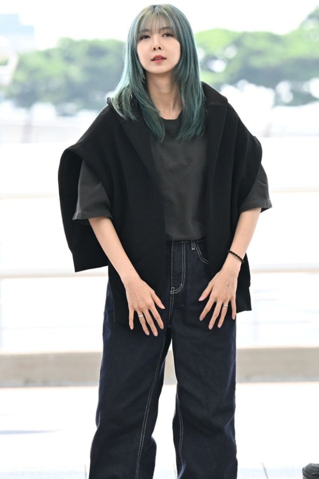 Dami "Stunning and beautiful in all black"