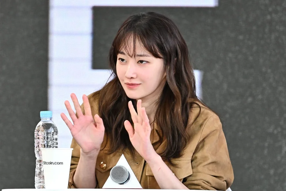 Jeon Jong Seo greeting fans at BIFF 2023