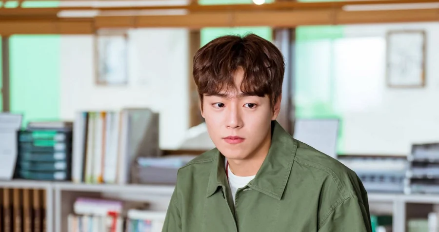 Lee Hyun Woo, who plays Lee Bo Gyeom, a Korean history teacher who hides a knife in his smile.