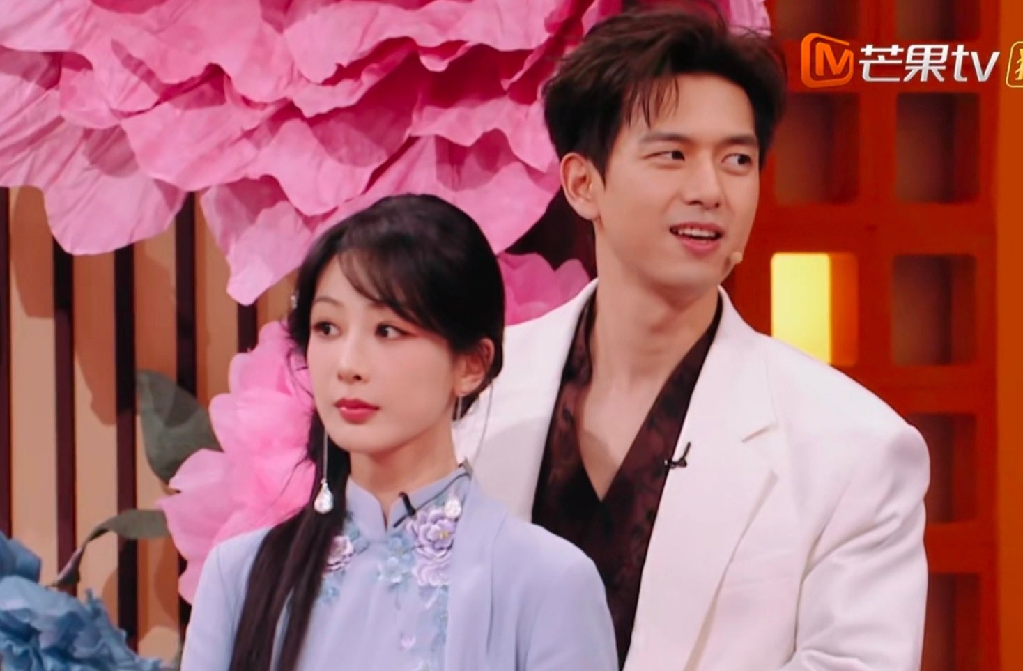 Flourished Peony Stars Yang Zi and Li Xian Take Hello Saturday by Storm: Special Episode Peaks at 0.94% Ratings