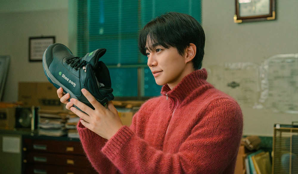 “Typhoon Family” Episode 7: Lee Jun Ho Shines as Kang Taepoong, a Salesman Who Turns Crises Into Triumphs Through Wit and Faith