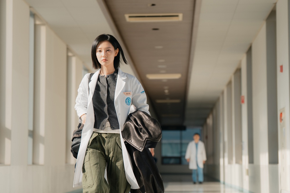 Kim Ji-won Transforms Into a Rogue Surgeon in SBS’s Dark Medical Noir Doctor X: Age of the White Mafia